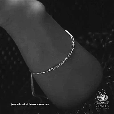 Explore our range of Gold Bracelets, including classic chain bracelet designs to hearts, diamonds and personalised bracelets. Shop online with confidence from Jewels of St Leon Australia.