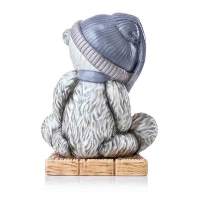 The rear of Frost highlights the stunning craftsmanship, with the lifelike texture of mohair fur. The back of Frost’s winter hat and scarf, along with the speckled snowflakes on the base, add to the figurine's wintry charm.