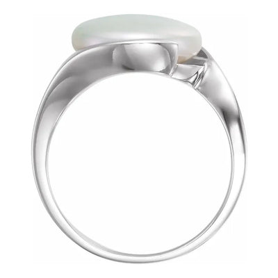 legant Freshwater Cultured White Pearl Coin Ring in Sterling Silver, a timeless piece of jewellery perfect for any occasion. Crafted with care, this ring features a stunning 13.5mm freshwater cultured white pearl coin set in sterling silver.