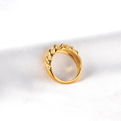  Side view of our 18K gold-plated stainless steel croissant ring with a curved design. A trendy women’s statement ring inspired by modern fashion.