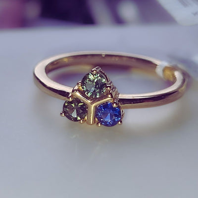 Front View: The Katrine Ring showcases three stunning 3mm natural sapphires in green, teal, and blue, set in elegant 9kt gold. A true masterpiece from the Sapphire Dreams Collection.